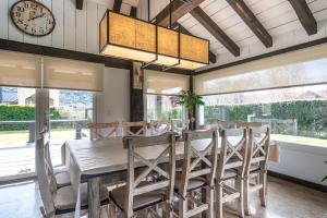 Imagine din galeria proprietății La Casa De SCOTT CON PISCINA Y JACUZZI CLIMATIZADOS în San Martín de los Andes