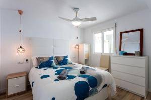 Ένα ή περισσότερα κρεβάτια σε δωμάτιο στο Stylish and modern Apartment +30 φωτογραφίες