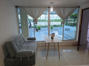 un salon avec un canapé et une table dans l'établissement Marina del rey propiedades gaitan, à Carthagène des Indes