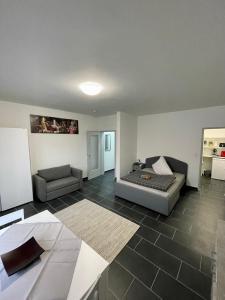 a large living room with a couch and a table at Urbanes Apartment Nähe ECE - Center & Schloss in Karlsruhe
