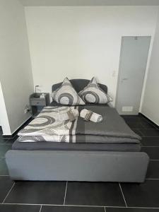 Postel nebo postele na pokoji v ubytování Urbanes Apartment Nähe ECE - Center & Schloss + 5 fotografií