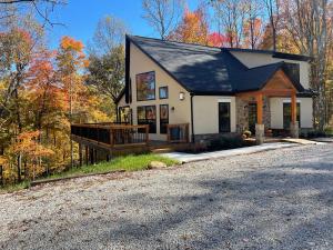 una piccola casa con portico e vialetto di The Quana - Hot tub, fire pit, and Huge Entertainment Area a Logan