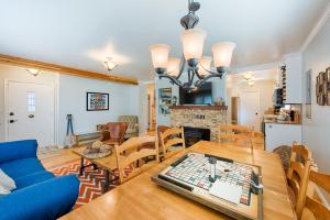 Una sala de estar con una mesa y un sofá azul. en Park Street Cottage by Casago McCall - Donerightmanagement, en McCall