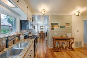 una cocina con fregadero y encimera en Park Street Cottage by Casago McCall - Donerightmanagement, en McCall
