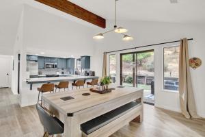 a kitchen and dining room with a table and chairs at Yosemite Forest Villa in Oakhurst