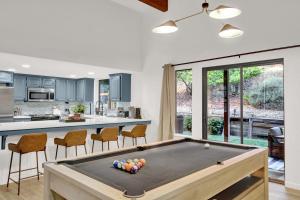 a kitchen and a pool table in a house at Yosemite Forest Villa in Oakhurst