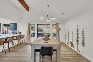 a kitchen with a table and some chairs at Yosemite Forest Villa in Oakhurst
