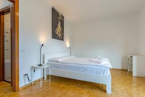 Letto o letti in una camera di Imperial of Lugano 4 with a lake view behind the station and 10 min from the lake