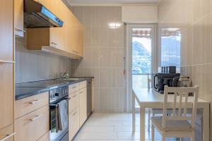 Cucina o angolo cottura di Imperial of Lugano 4 with a lake view behind the station and 10 min from the lake