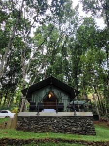 Um jardim no exterior de Trickling Stream Campsite