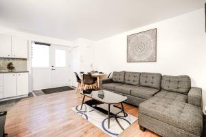 Χώρος καθιστικού στο Charmant appartement de 2 chambres à Griffintown +7 φωτογραφίες