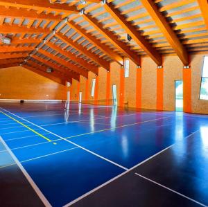 Tenis alebo squash v ubytovaní Country Saloon Belá alebo jeho okolí