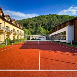 Tenis alebo squash v ubytovaní Country Saloon Belá alebo jeho okolí