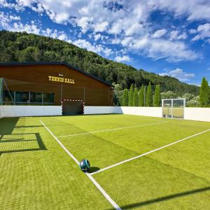 Tenis alebo squash v ubytovaní Country Saloon Belá alebo jeho okolí