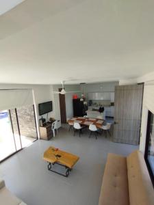 a living room with a couch and a table at Espectacular Casa de Verano in Carmen de Apicalá