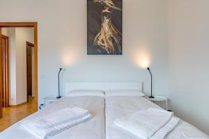 Letto o letti in una camera di Imperial of Lugano 4 with a lake view behind the station and 10 min from the lake