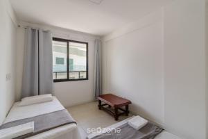 a small room with two beds and a window at Encantador apto em Cabo Frio SDA311 in Škorak
