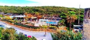 een luchtfoto van een resort met zwembad bij Wonderful Apartment in Ferragudo 2Double Beds near Beaches and Golf in Ferragudo