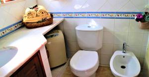 een badkamer met toilet en wastafel bij Wonderful Apartment in Ferragudo 2Double Beds near Beaches and Golf in Ferragudo +64 foto's