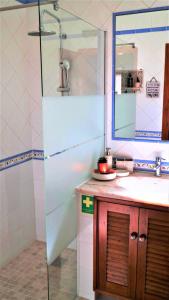 een badkamer met wastafel en douche met spiegel bij Wonderful Apartment in Ferragudo 2Double Beds near Beaches and Golf in Ferragudo