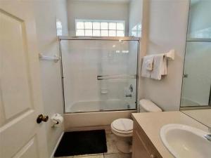 Bilik mandi di Magical Home with private pool and close to parks