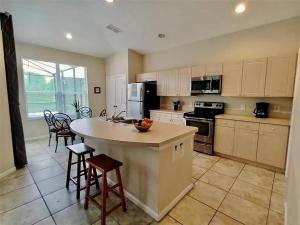 Dapur atau dapur kecil di Magical Home with private pool and close to parks