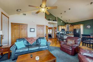 Χώρος καθιστικού στο Tranquil Trails Lodge - Registration Number #6214
