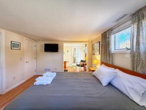 Letto o letti in una camera di Tranquil Oasis With Firepit