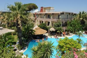 Bazén v ubytování Hotel Kalithea nebo v jeho okolí