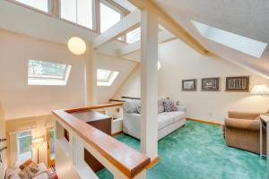 una sala de estar en el ático con techos abovedados y alfombra verde. en Cozy Bretton Woods Ski-InandSki-Out Condo with Deck!, en Carroll