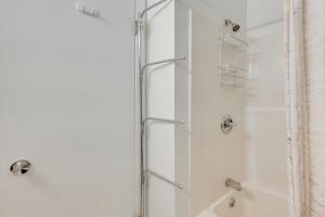 una ducha con puerta de cristal en un baño en Cozy Bretton Woods Ski-InandSki-Out Condo with Deck!, en Carroll 22 fotos más