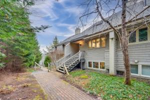 Una casa con una escalera que conduce a ella. en Cozy Bretton Woods Ski-InandSki-Out Condo with Deck!, en Carroll