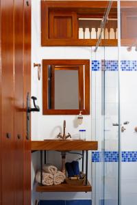 een badkamer met een wastafel en een spiegel bij Hacienda La Tulia Eco Hotel in Toro