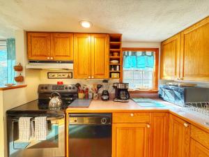 Cucina o angolo cottura di Tranquil Oasis With Firepit