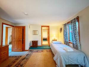 Letto o letti in una camera di Tranquil Oasis With Firepit