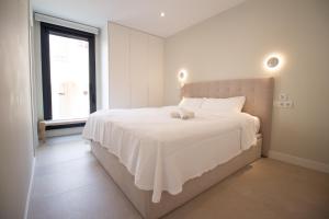 een slaapkamer met een groot wit bed met een raam bij Luxury penthouse with private pool in El Campello +48 foto's