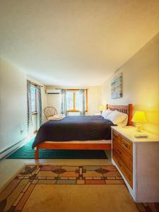 una camera da letto con un letto grande e una scrivania di Tranquil Oasis With Firepit a Harwich