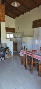 cocina grande con mesa y fogones en Altos del Rivadavia, en Villa Lago Rivadavia