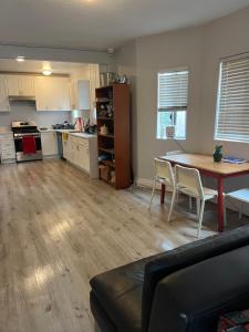 un soggiorno con tavolo e cucina di Jorge Salcido a Long Beach