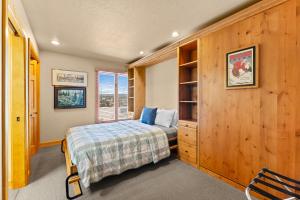 una camera da letto con un letto e una parete di legno di New! Beach Cruzen - Crystal Beach - Lakefront - Beach - Seasonal Pool a McCall Altre 27 foto