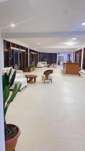 Tantiri River Resort في بويرتو مالدونادو: غرفة معيشة كبيرة مع كنب ومصنع