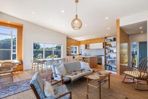 Χώρος καθιστικού στο Sunset Over Kapiti - Waikanae Holiday Home