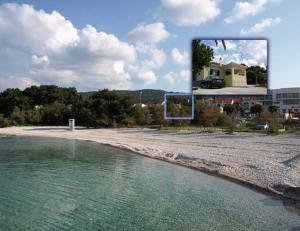 una foto di una spiaggia con un pallone da calcio di Apartment Marina a Supetar (San Pietro di Brazza)