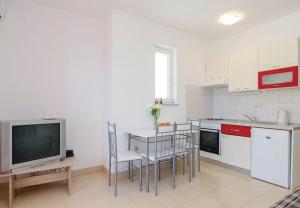 Kuchyň nebo kuchyňský kout v ubytování Apartments Ljuba
