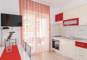 Kuchyň nebo kuchyňský kout v ubytování Apartments Ljuba