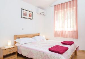 Postel nebo postele na pokoji v ubytování Apartments Ljuba