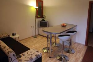 Televízia a/alebo spoločenská miestnosť v ubytovaní Apartments Brane