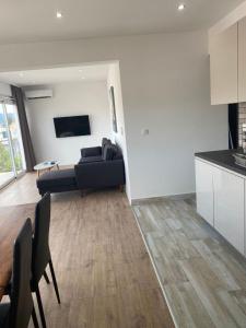 Televízia a/alebo spoločenská miestnosť v ubytovaní Apartment Tomi