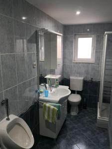 Kúpeľňa v ubytovaní Apartment Tomi + 17 fotografií