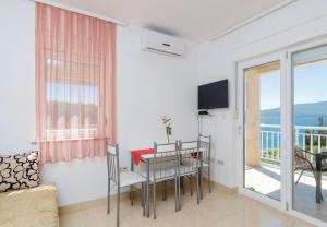 TV a/nebo společenská místnost v ubytování Apartments Ljuba
